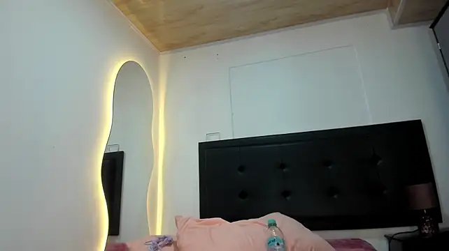 BustyGlow 现场XXX聊天