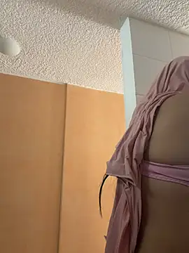 XXX chat uživo modela Tahiraaa_