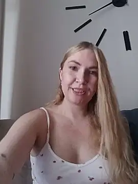 KisaVixen Adlı Modelin Canlı XXX Sohbeti