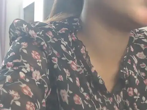 NancyRuvi Adlı Modelin Canlı XXX Sohbeti
