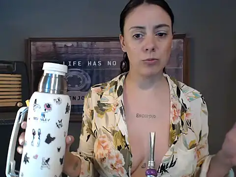 Mickyta XXX чат на живо