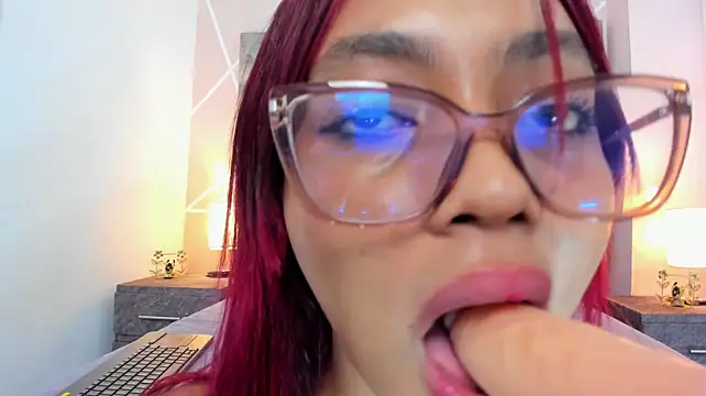 Nahomy-hott's Live Chat Room