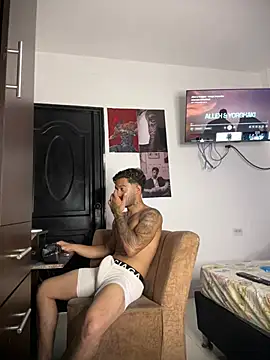 XXX chat uživo modela Enzomoretti__