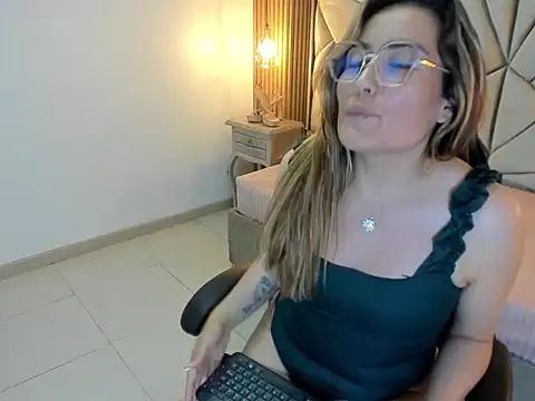 MiaAmadorVS Chat XXX live
