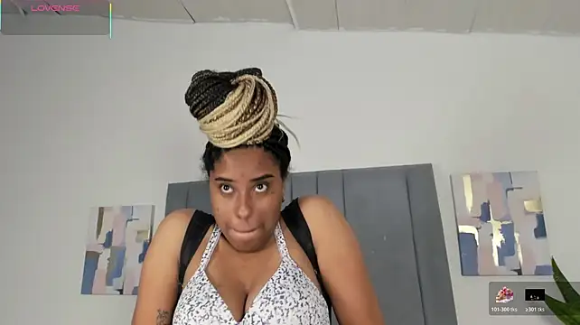 Sophia_Ebony Adlı Modelin Canlı XXX Sohbeti