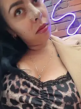 LuiannaのライブXXXチャット
