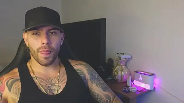 Ades_Lowe Live XXX-Chat