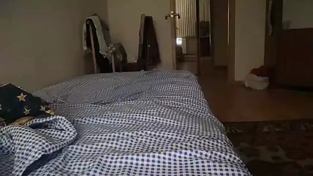 Lamonteik webcam show