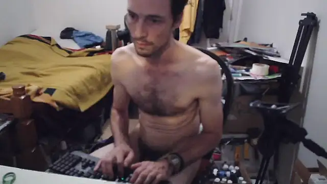 JohnnyMoves' Live XXX Chat