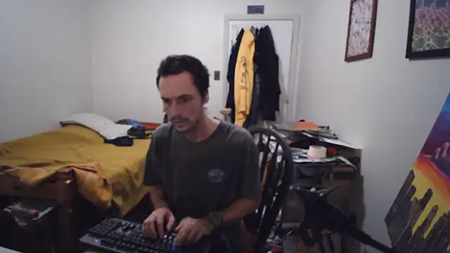 JohnnyMoves' Live XXX Chat