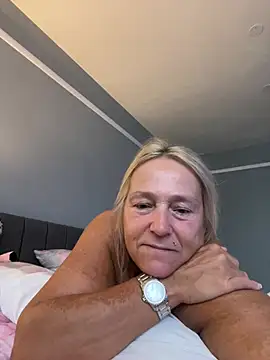 Blondnboujee53 XXX чат на живо