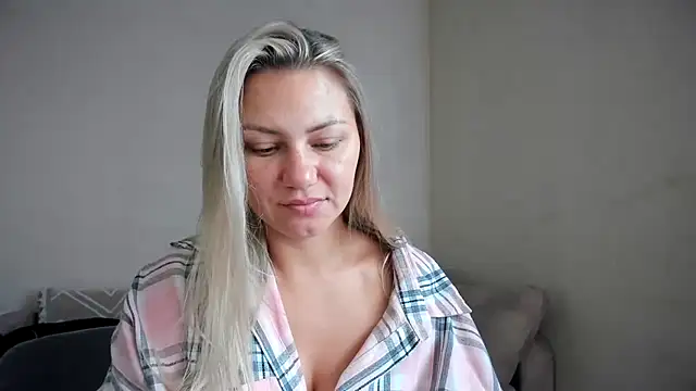 MonicaSweettty Adlı Modelin Canlı XXX Sohbeti