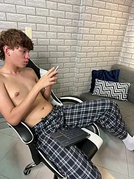 Nicola_hard Adlı Modelin Canlı XXX Sohbeti