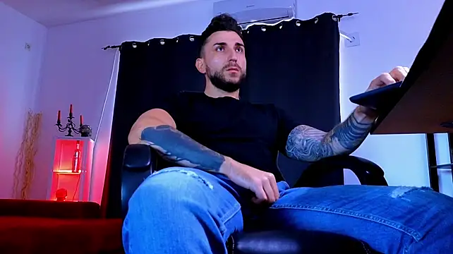 MightyAaron66 Adlı Modelin Canlı XXX Sohbeti