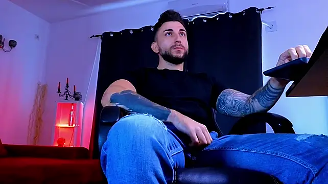 MightyAaron66's Live XXX Chat