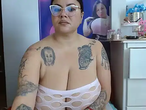 XXX chat uživo modela reyna_squirt