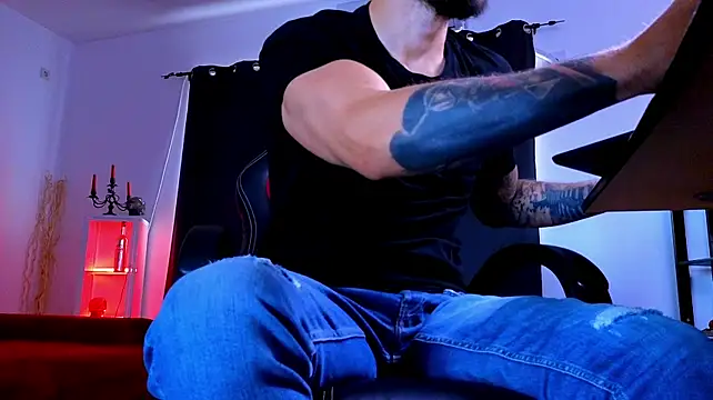 MightyAaron66 Adlı Modelin Canlı XXX Sohbeti