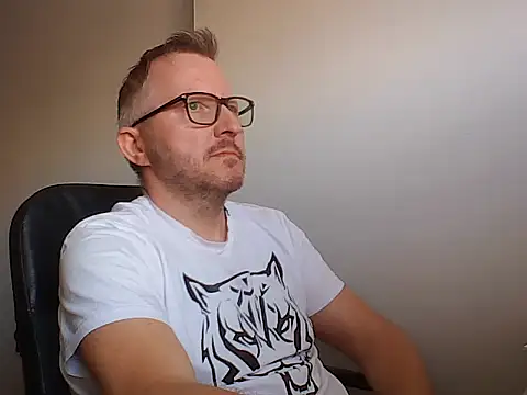Excalibur82 live XXX chat