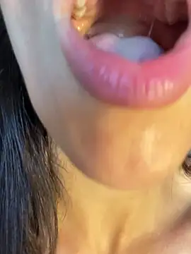 JolieBee's Live XXX Chat