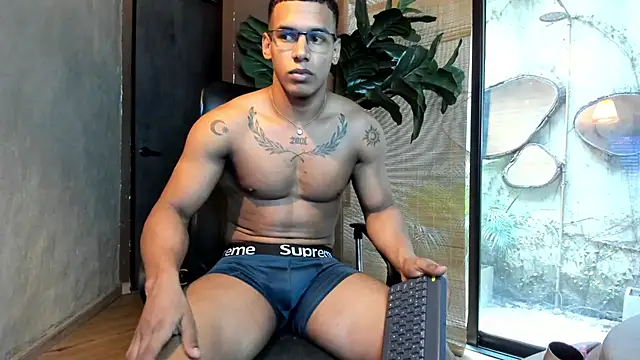 Онлайн чат XXX NicolasStonee