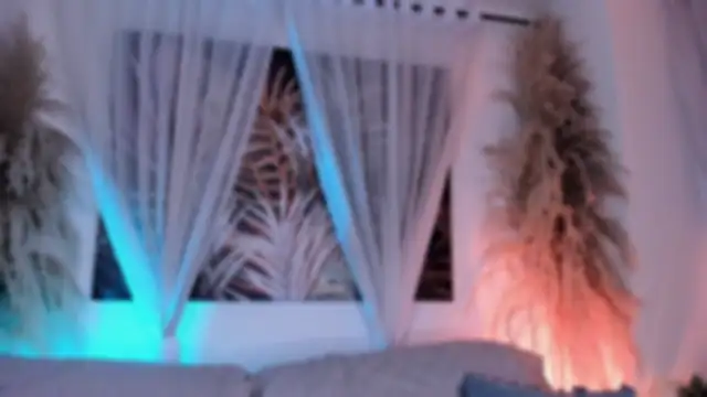 Nicolle_W Show in webcam