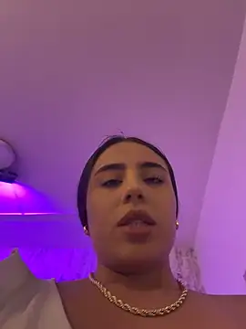 AbyThompson Adlı Modelin Canlı XXX Sohbeti