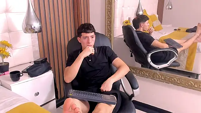 TheGhostforeeonss webcam show