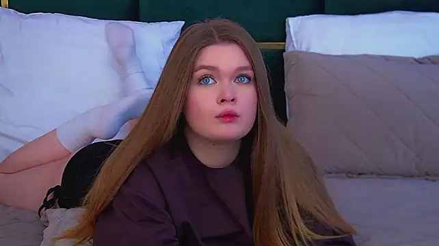 CrystalLyons' Live XXX Chat