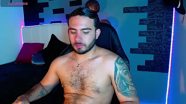 הופעת וובקאם של adamhairy