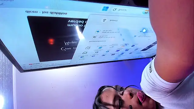 XXX chat uživo modela EmmyTorner