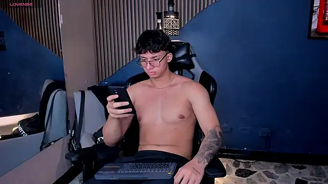 แชท XXX สดของ Axxel_Muscle