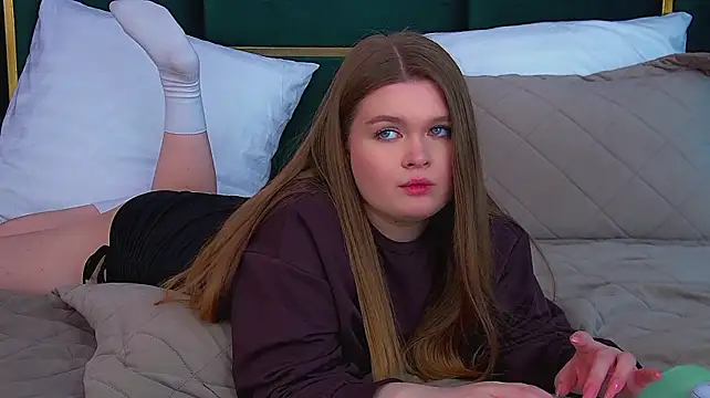 CrystalLyons' Live XXX Chat
