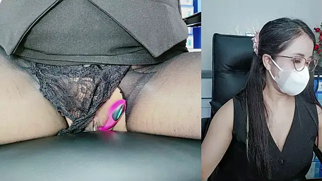 Julie-Rosee live XXX chat