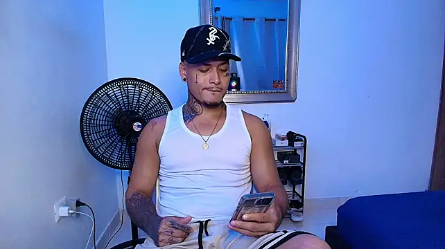 crow_black00 Live XXX-Chat