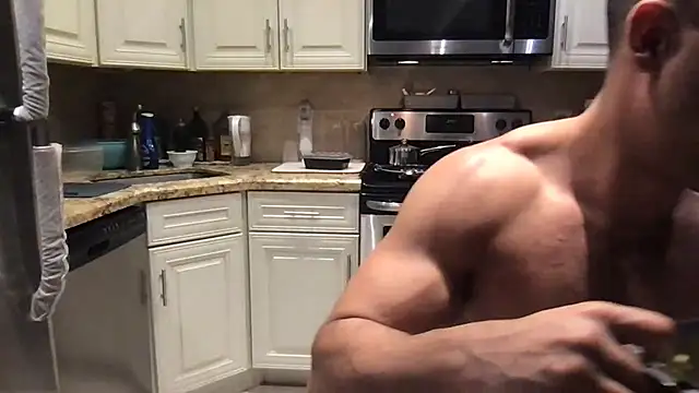 BigGuyMuscle 即時 XXX 聊天