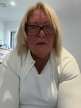 MoistCurveyChanel's Live XXX Chat