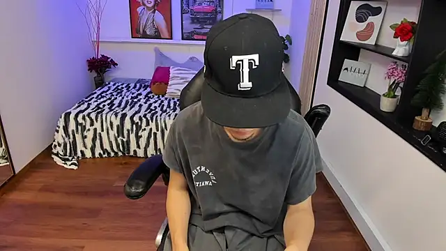 Benji23_ Live XXX Chat
