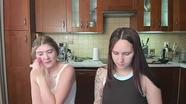 HotCaramellsTV 在線直播表演