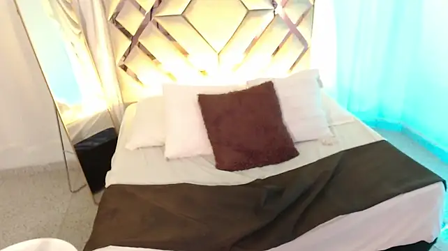 MilaMonroeX's Live XXX Chat