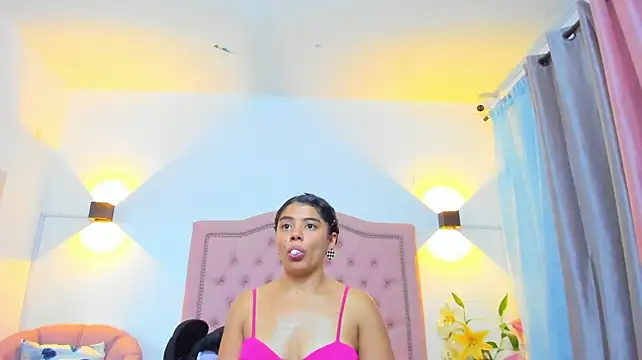 JulieeHabubu's Live XXX Chat