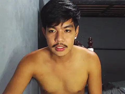 Show modela Dylannn_30 na web-kameri