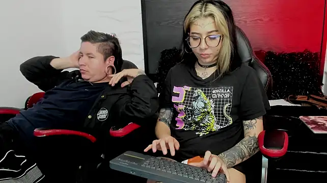 צ'אט XXX בשידור חי של inkedsinners_
