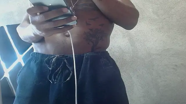 Larry-n-clouds live XXX chat