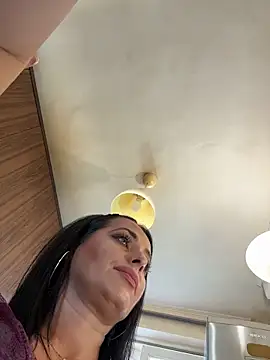 צ'אט XXX בשידור חי של Hotmomcheckk_