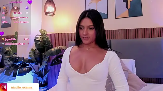 NicolleeEvanss' Live XXX Chat