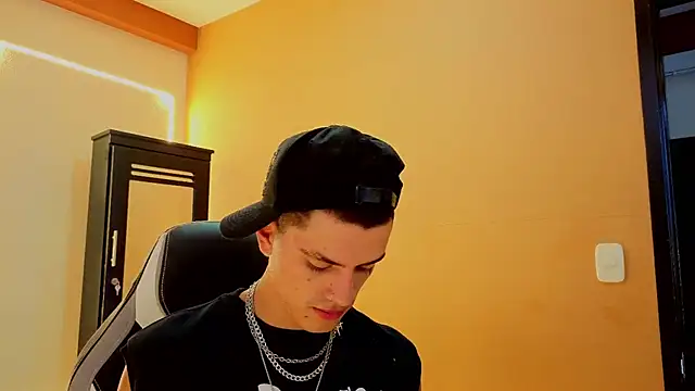 LeoTease's Live XXX Chat