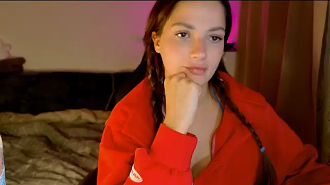 Chatroom XXX en direct de KiraVair