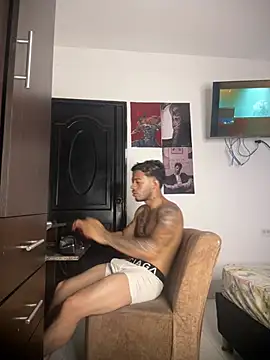 Chat XXX en directo de Enzomoretti__