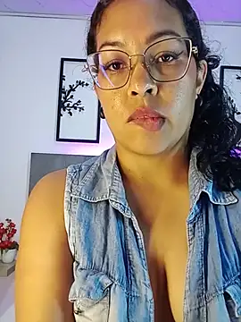 CurvyBombom's Live XXX Chat