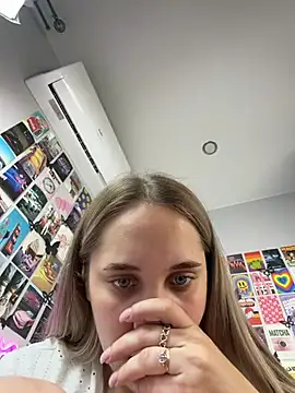 צ'אט XXX בשידור חי של MiaMilas